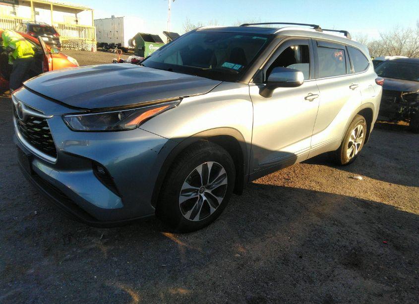 Photo 2 of 2022 Toyota Highlander HYBRID XLE (VIN 5TDHBRCH1NS086071)