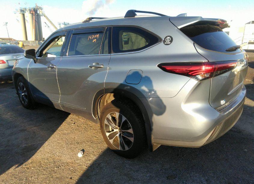 Photo 3 of 2022 Toyota Highlander HYBRID XLE (VIN 5TDHBRCH1NS086071)