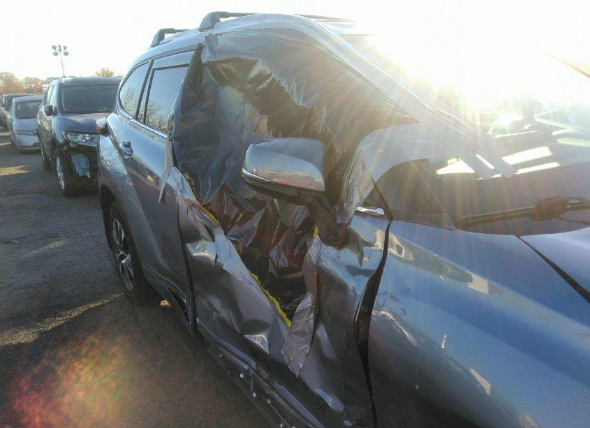 Photo 6 of 2022 Toyota Highlander HYBRID XLE (VIN 5TDHBRCH1NS086071)