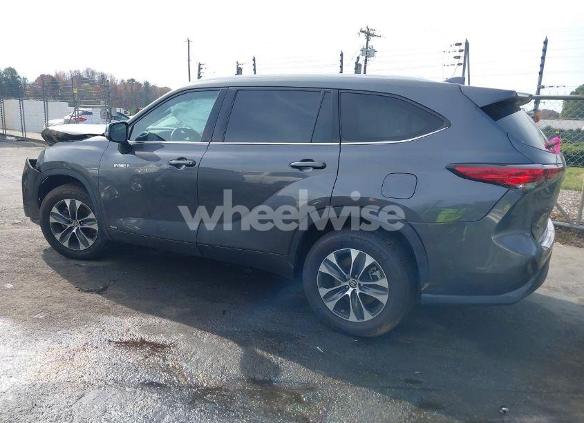 Photo 3 of 2020 Toyota Highlander HYBRID XLE (VIN 5TDHBRCH3LS513845)