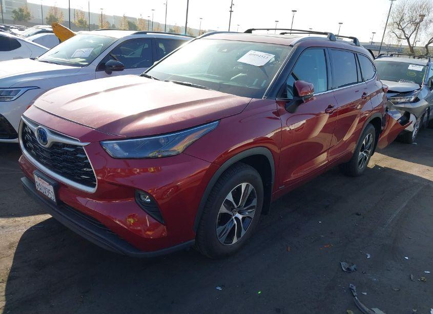 Photo 2 of 2022 Toyota Highlander HYBRID XLE (VIN 5TDHBRCH3NS552163)