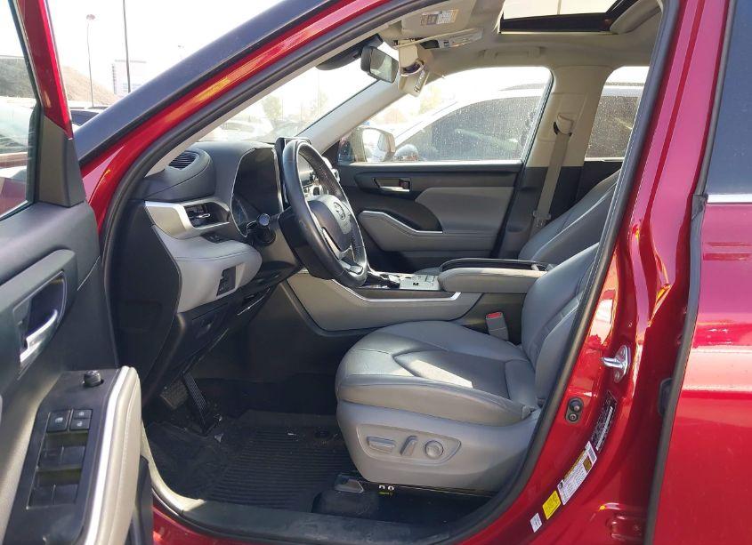 Photo 5 of 2022 Toyota Highlander HYBRID XLE (VIN 5TDHBRCH3NS552163)