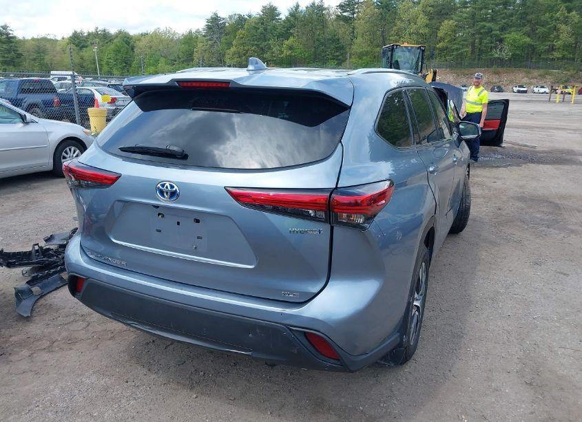 Photo 4 of 2021 Toyota Highlander HYBRID XLE (VIN 5TDHBRCH4MS065813)