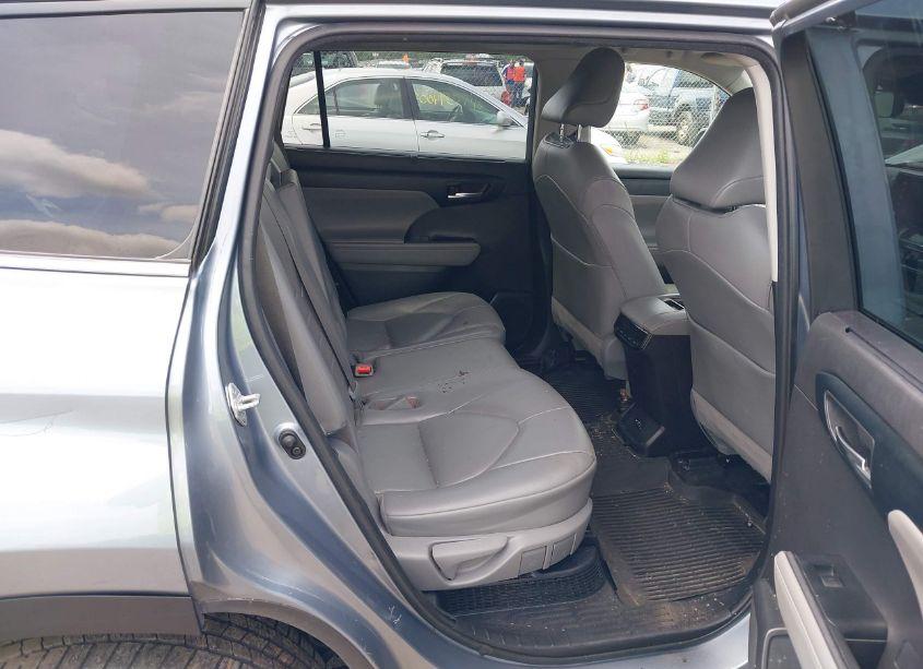 Photo 8 of 2021 Toyota Highlander HYBRID XLE (VIN 5TDHBRCH4MS065813)