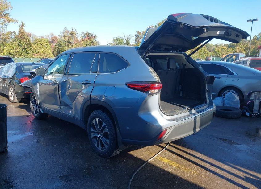 Photo 3 of 2022 Toyota Highlander HYBRID XLE (VIN 5TDHBRCH9NS094368)