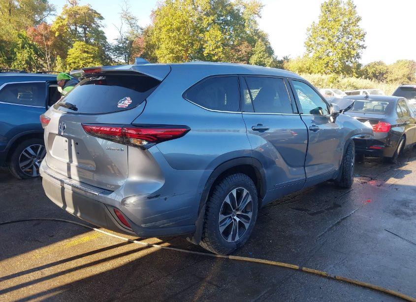 Photo 4 of 2022 Toyota Highlander HYBRID XLE (VIN 5TDHBRCH9NS094368)
