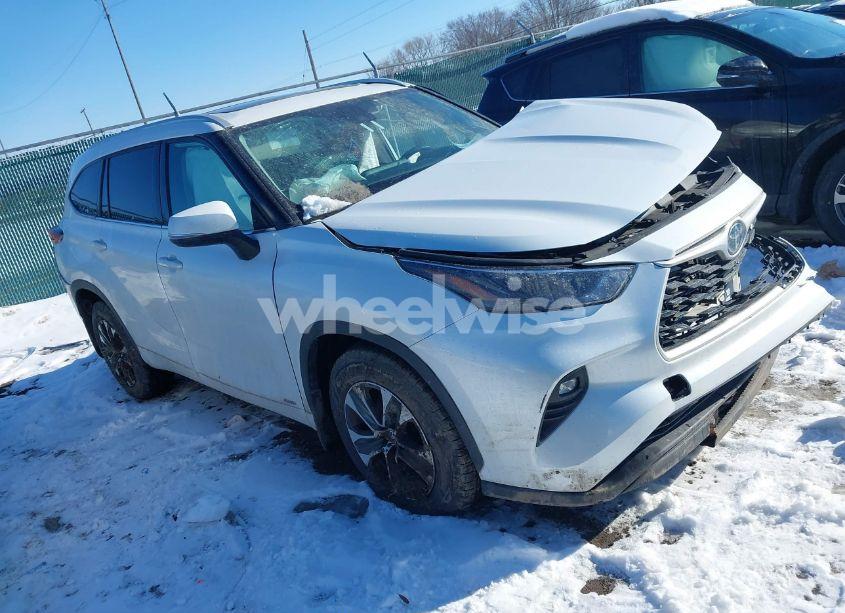 2022 Toyota Highlander HYBRID XLE (VIN 5TDHBRCH9NS555620) main photo