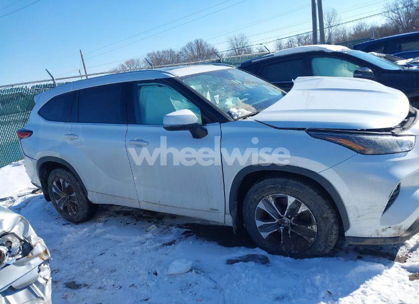 Photo 12 of 2022 Toyota Highlander HYBRID XLE (VIN 5TDHBRCH9NS555620)