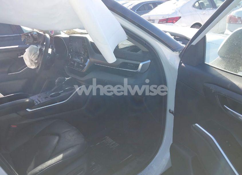 Photo 5 of 2022 Toyota Highlander HYBRID XLE (VIN 5TDHBRCH9NS555620)