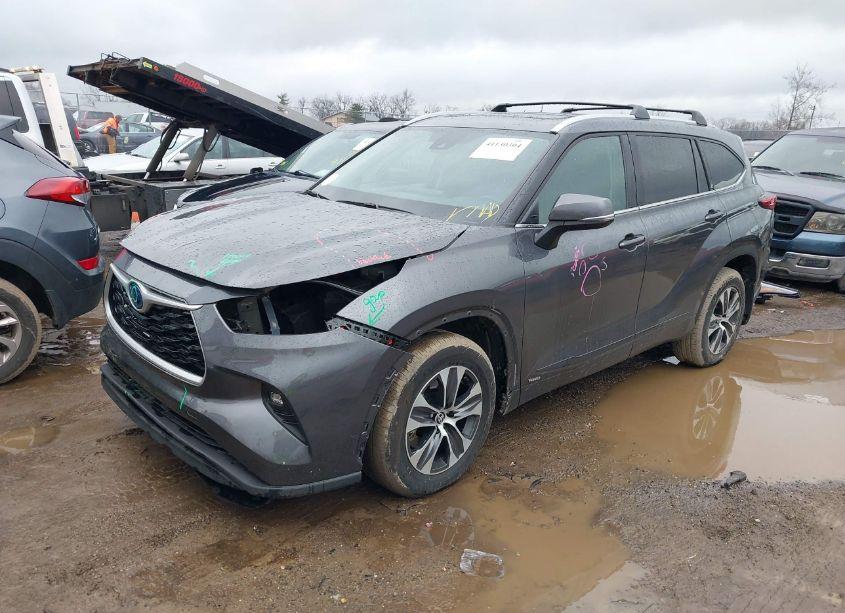 Photo 2 of 2022 Toyota Highlander HYBRID XLE (VIN 5TDHBRCHXNS540057)