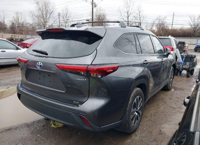 Photo 4 of 2022 Toyota Highlander HYBRID XLE (VIN 5TDHBRCHXNS540057)