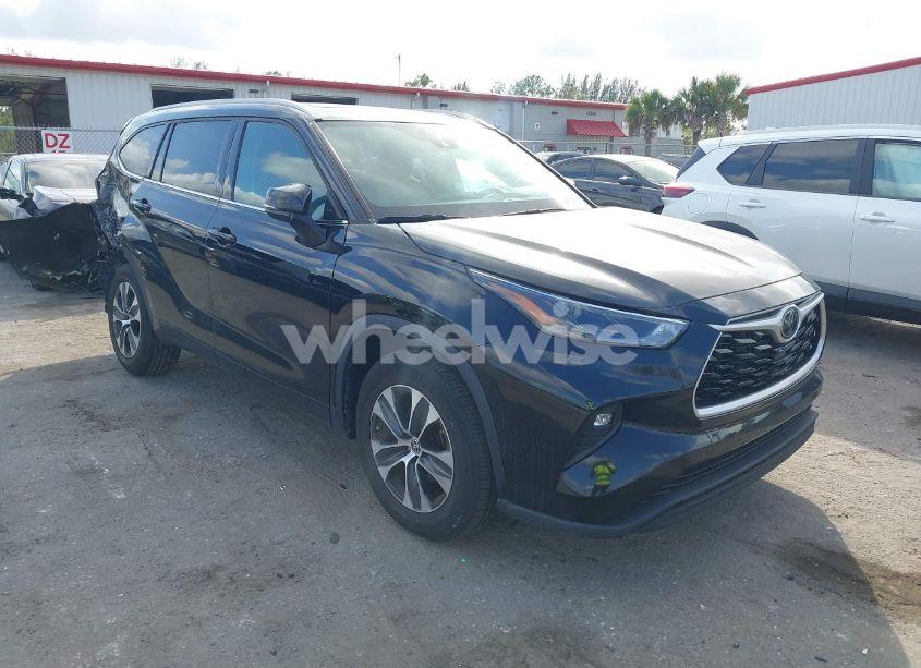 2022 Toyota Highlander XLE (VIN 5TDHZRAH2NS545946) main photo