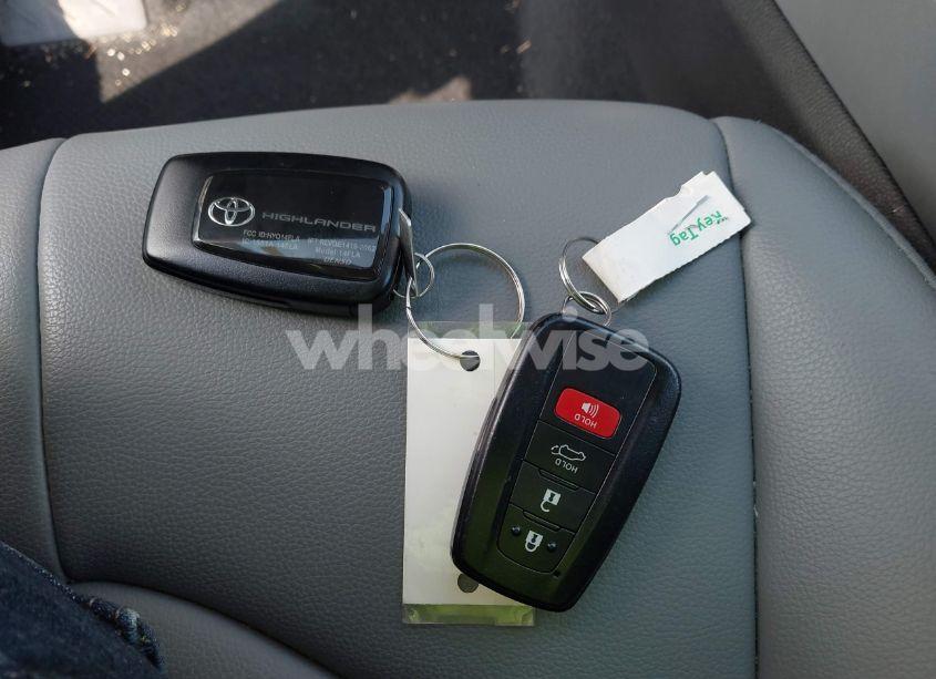 Photo 11 of 2022 Toyota Highlander XLE (VIN 5TDHZRAH2NS545946)