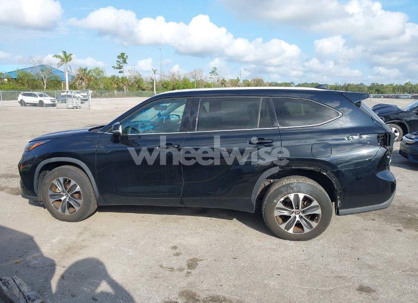 Photo 15 of 2022 Toyota Highlander XLE (VIN 5TDHZRAH2NS545946)