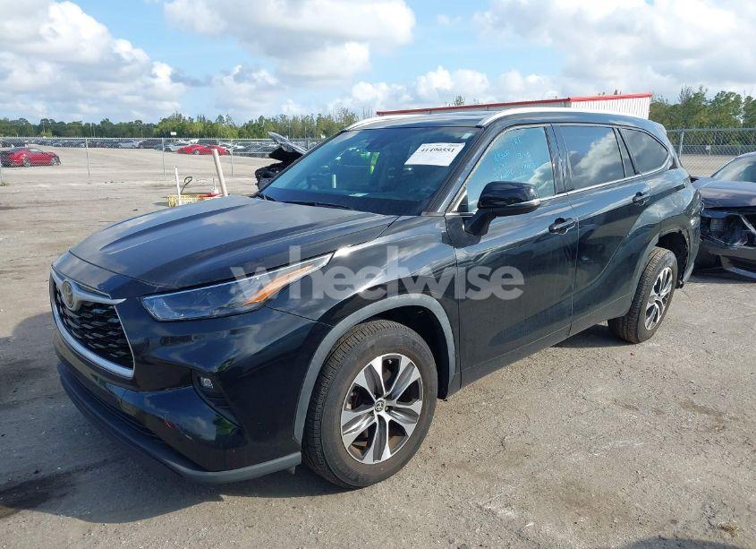 Photo 2 of 2022 Toyota Highlander XLE (VIN 5TDHZRAH2NS545946)