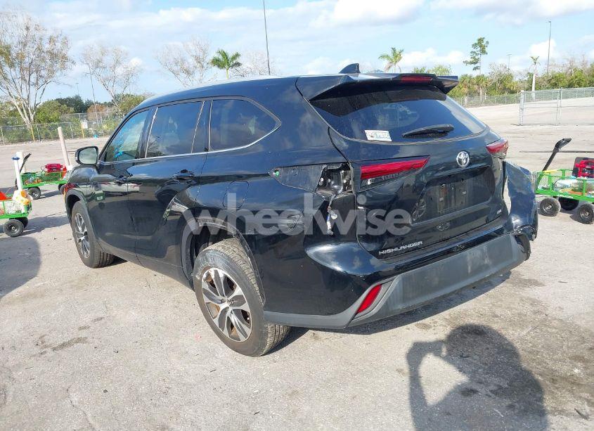 Photo 3 of 2022 Toyota Highlander XLE (VIN 5TDHZRAH2NS545946)