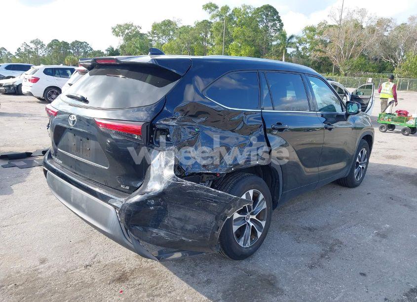 Photo 4 of 2022 Toyota Highlander XLE (VIN 5TDHZRAH2NS545946)