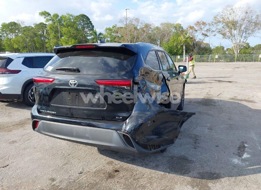 Photo 6 of 2022 Toyota Highlander XLE (VIN 5TDHZRAH2NS545946)