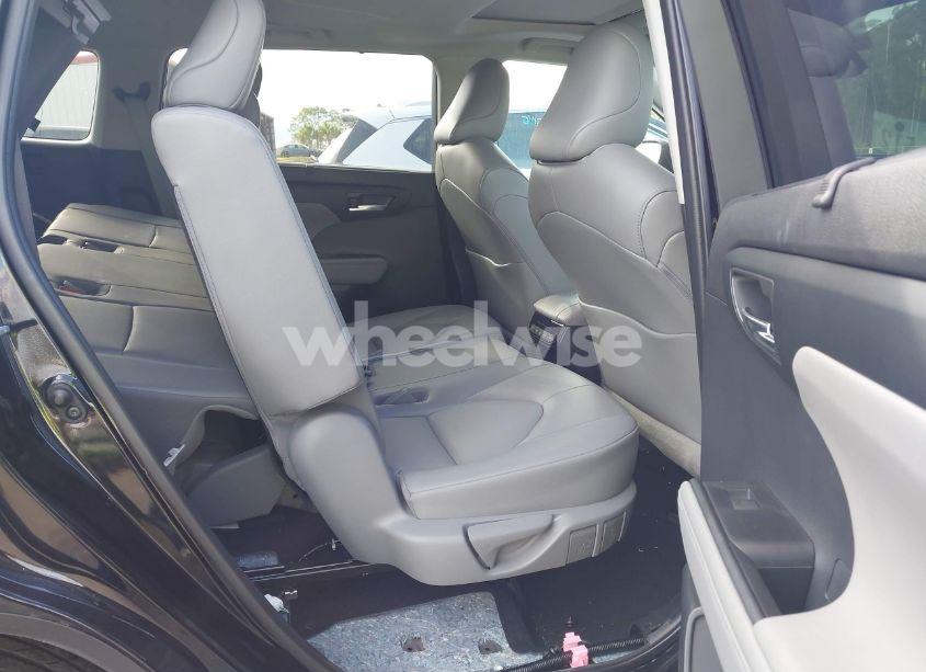 Photo 8 of 2022 Toyota Highlander XLE (VIN 5TDHZRAH2NS545946)
