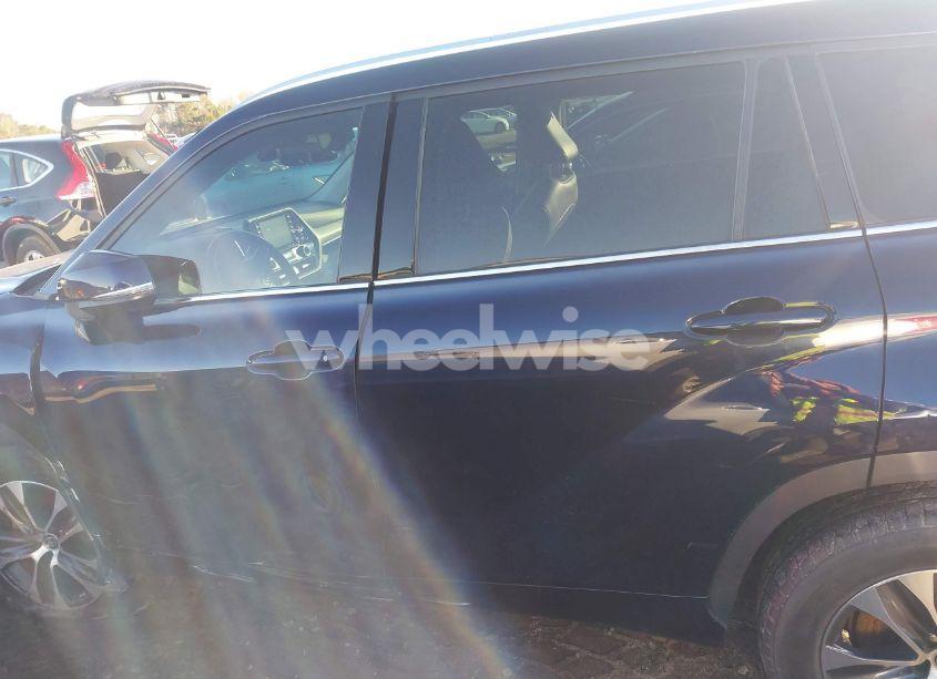 Photo 14 of 2021 Toyota Highlander XLE (VIN 5TDHZRAH3MS083024)