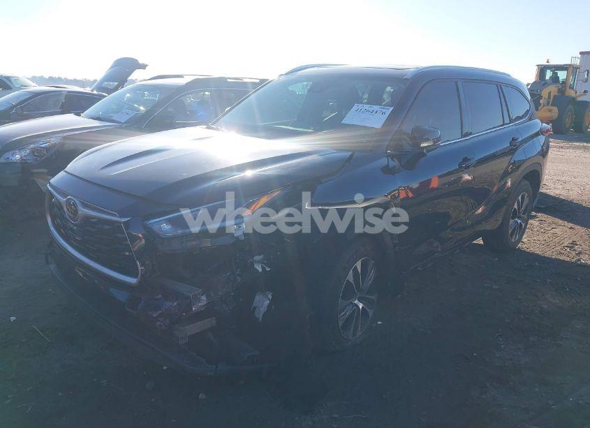 Photo 2 of 2021 Toyota Highlander XLE (VIN 5TDHZRAH3MS083024)