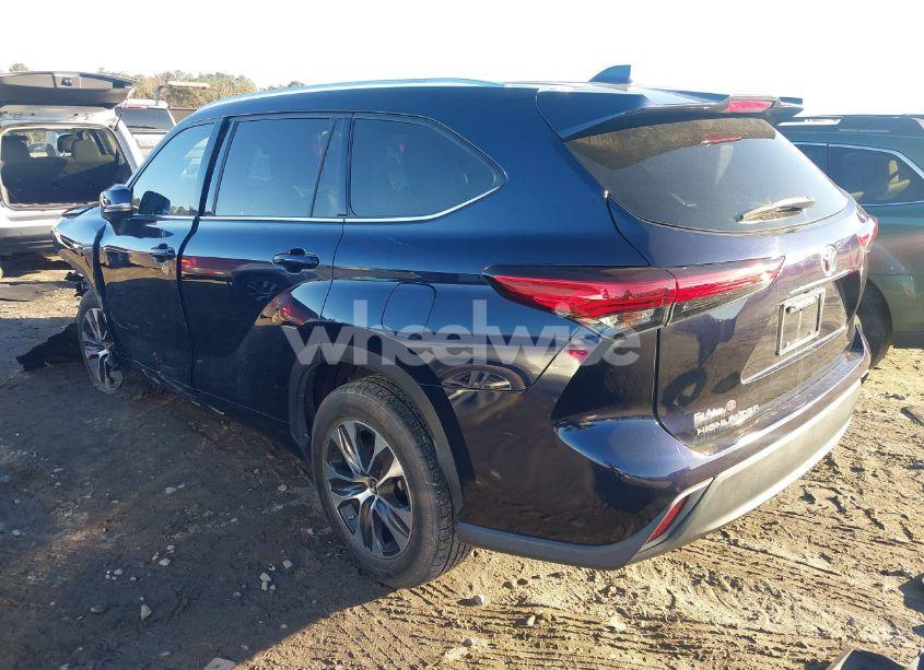 Photo 3 of 2021 Toyota Highlander XLE (VIN 5TDHZRAH3MS083024)