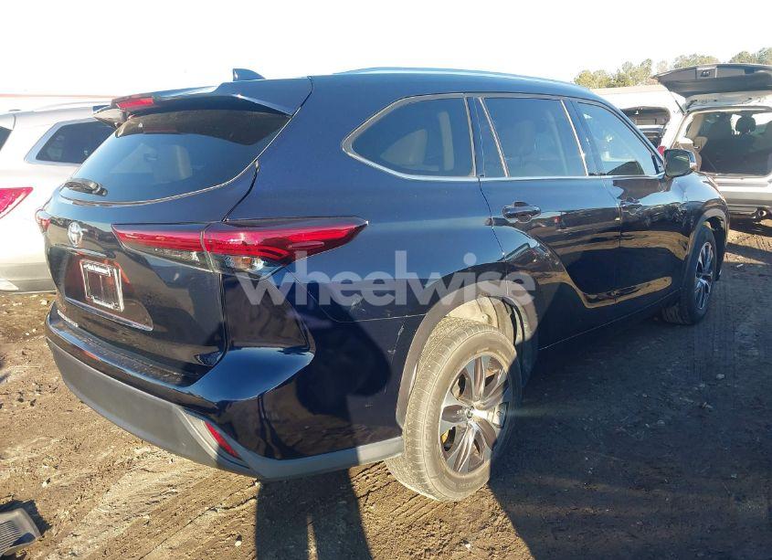 Photo 4 of 2021 Toyota Highlander XLE (VIN 5TDHZRAH3MS083024)