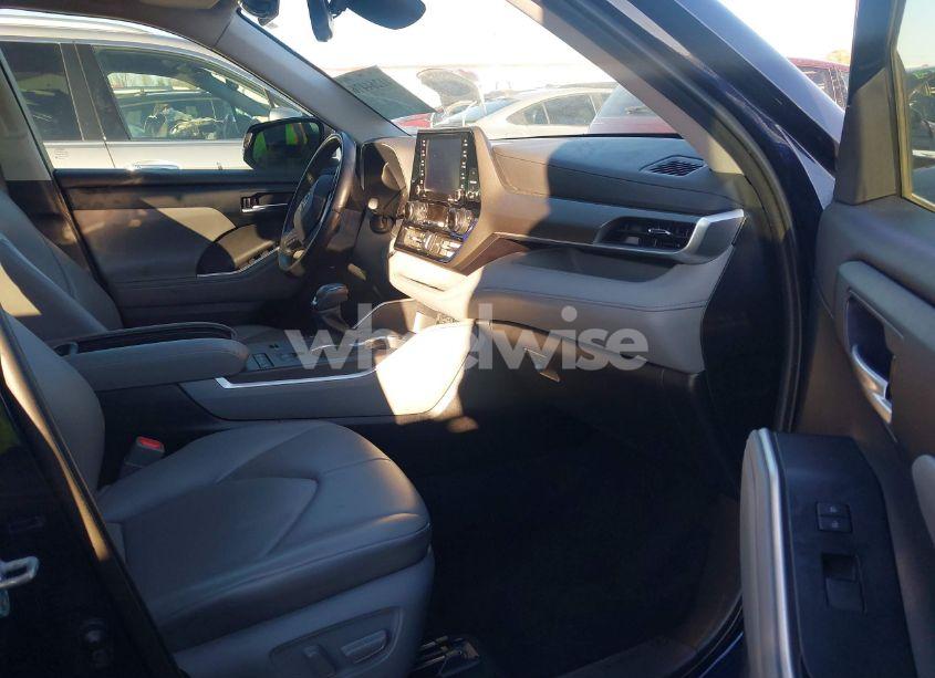 Photo 5 of 2021 Toyota Highlander XLE (VIN 5TDHZRAH3MS083024)