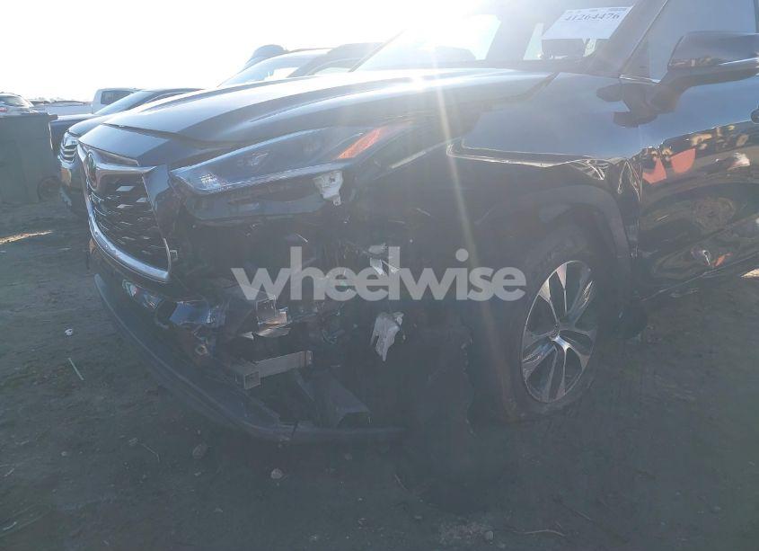 Photo 6 of 2021 Toyota Highlander XLE (VIN 5TDHZRAH3MS083024)