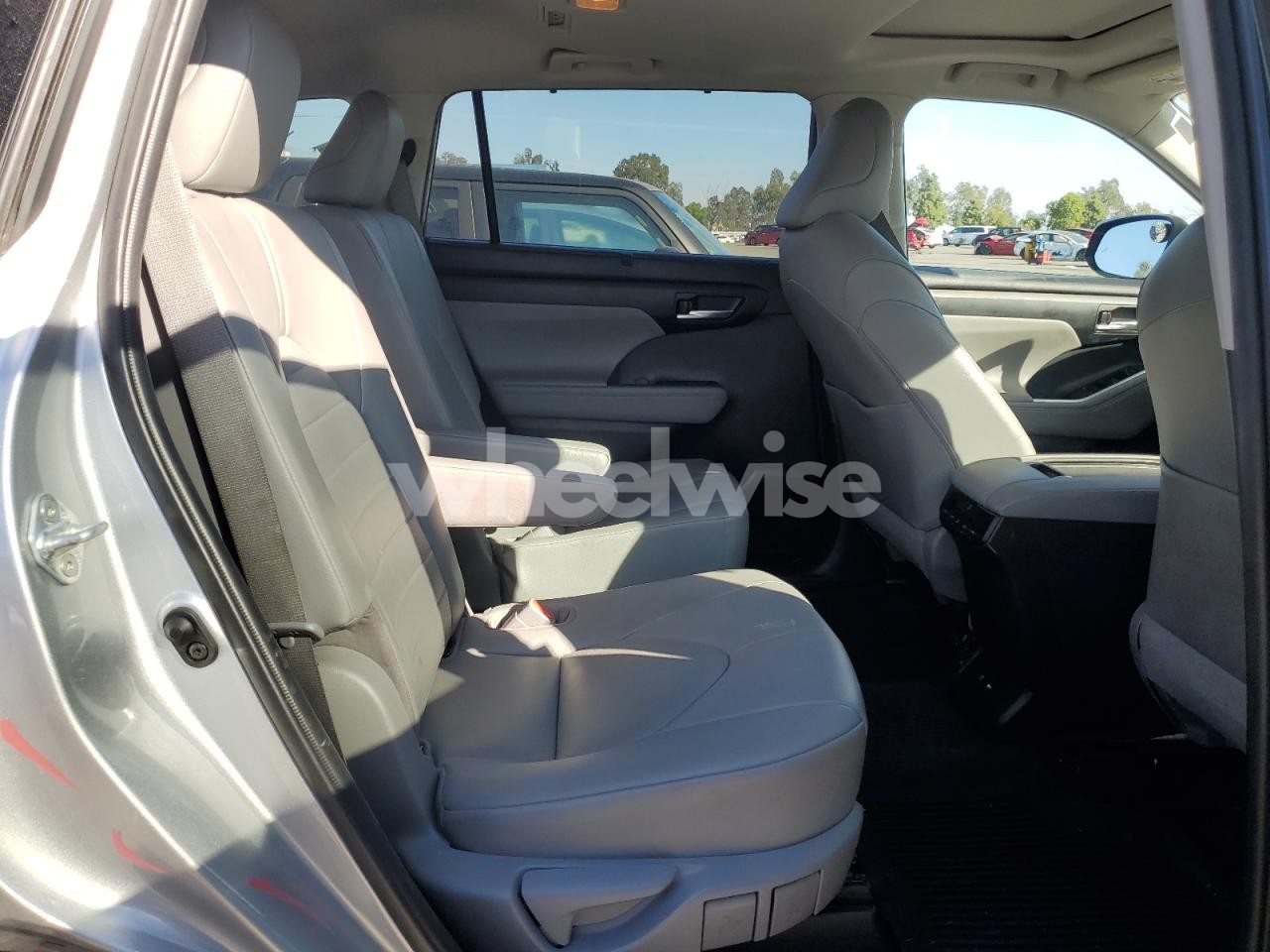 Photo 11 of 2021 TOYOTA HIGHLANDER XLE (VIN 5TDHZRAH3MS514459)