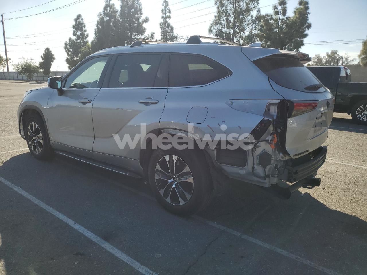Photo 2 of 2021 TOYOTA HIGHLANDER XLE (VIN 5TDHZRAH3MS514459)