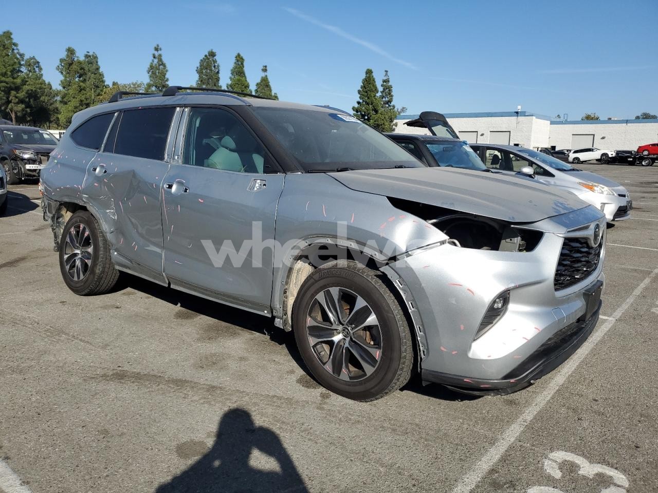 Photo 4 of 2021 TOYOTA HIGHLANDER XLE (VIN 5TDHZRAH3MS514459)