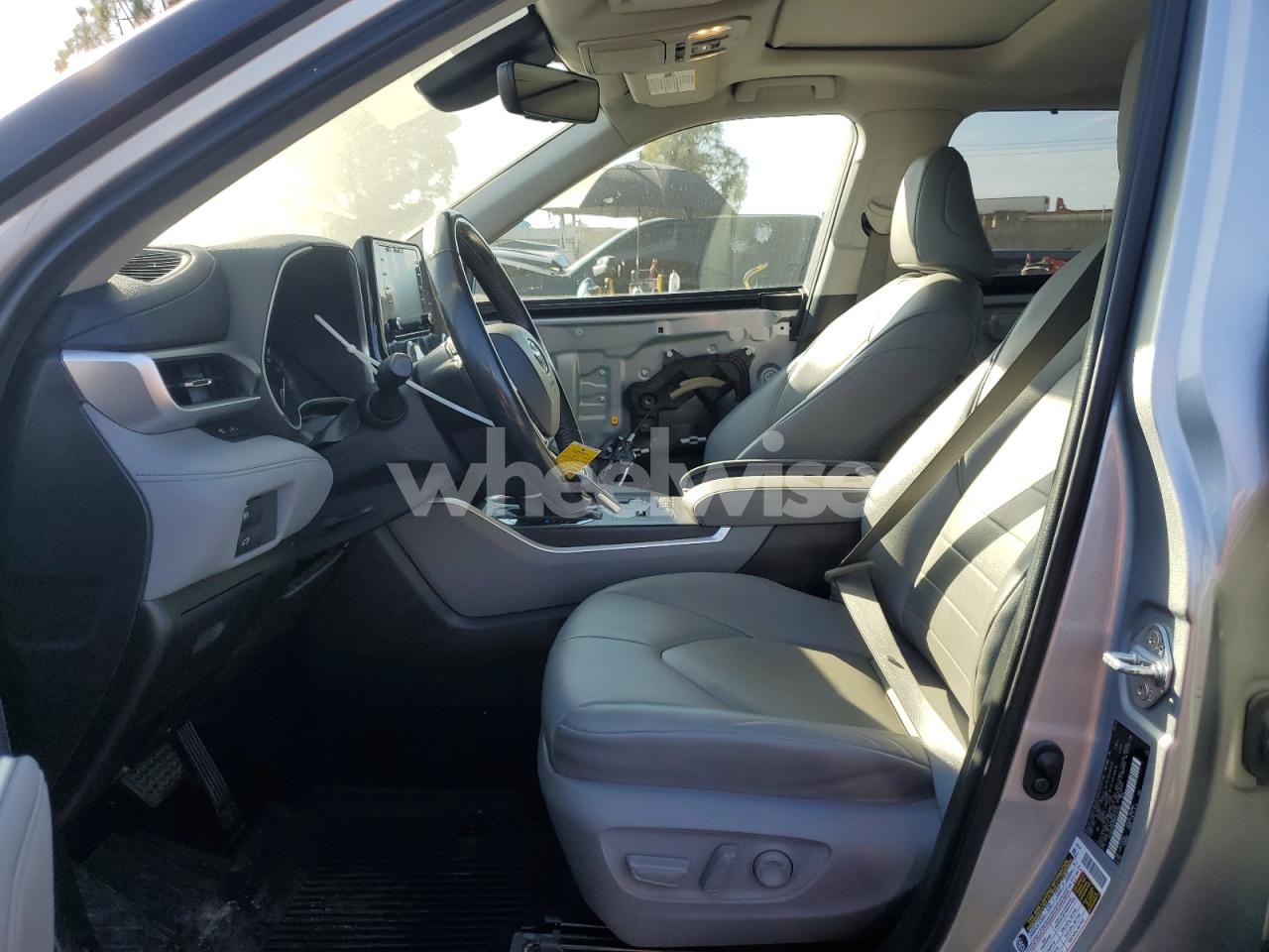Photo 7 of 2021 TOYOTA HIGHLANDER XLE (VIN 5TDHZRAH3MS514459)