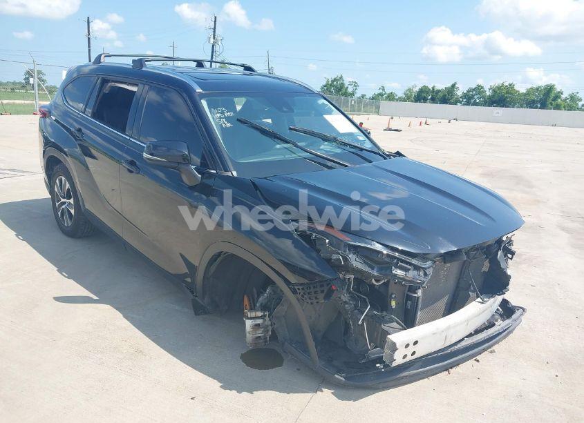 2021 Toyota Highlander XLE (VIN 5TDHZRAH3MS525400) main photo