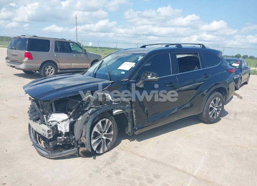 Photo 2 of 2021 Toyota Highlander XLE (VIN 5TDHZRAH3MS525400)