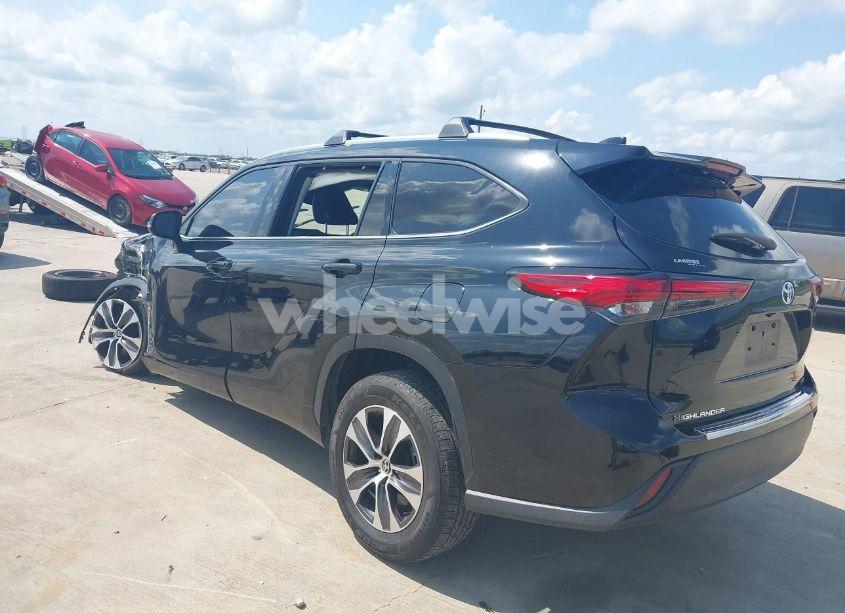 Photo 3 of 2021 Toyota Highlander XLE (VIN 5TDHZRAH3MS525400)