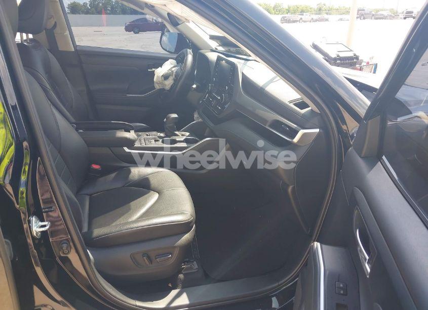 Photo 5 of 2021 Toyota Highlander XLE (VIN 5TDHZRAH3MS525400)