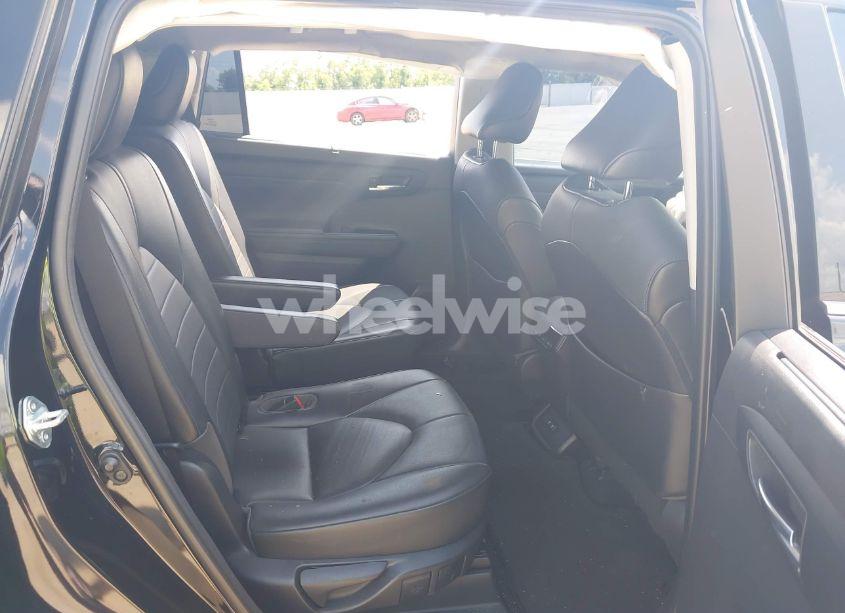 Photo 8 of 2021 Toyota Highlander XLE (VIN 5TDHZRAH3MS525400)