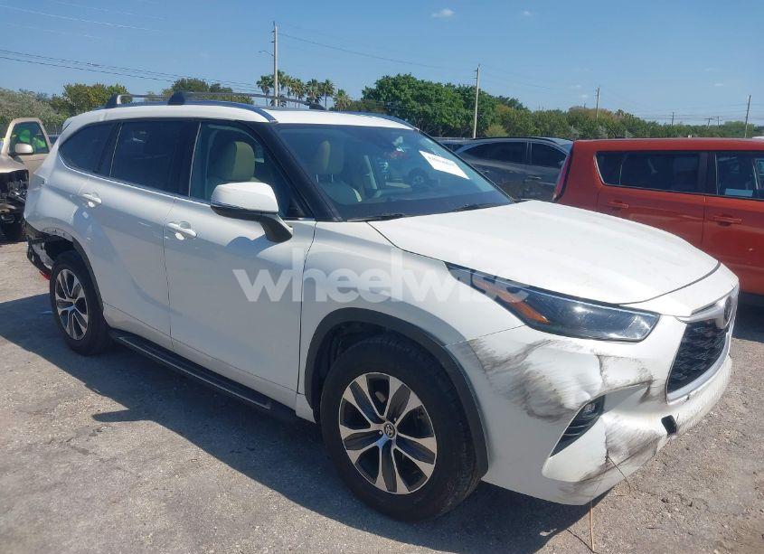 2021 Toyota Highlander XLE (VIN 5TDHZRAH7MS039396) main photo