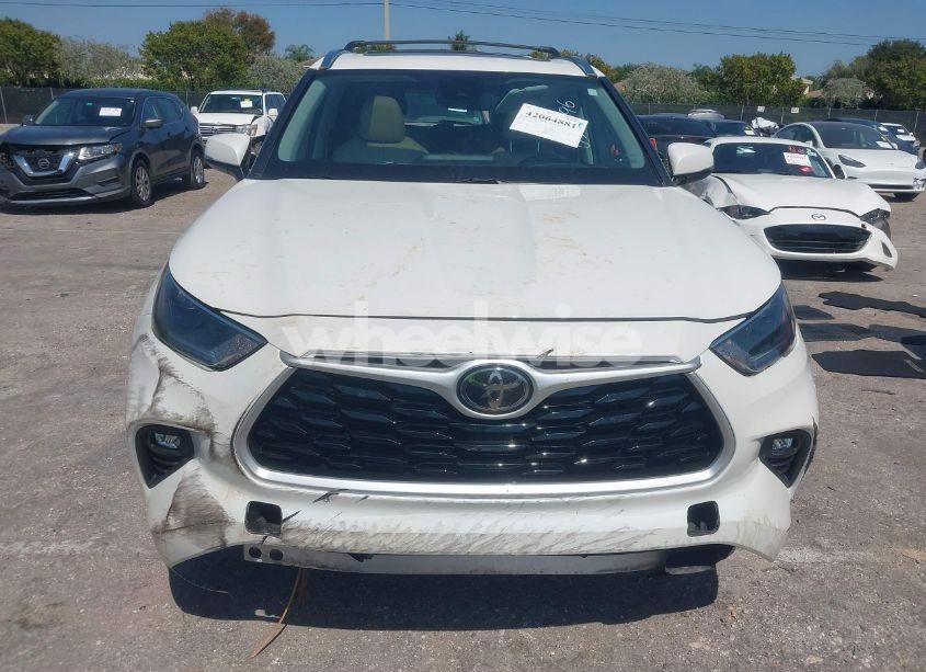 Photo 13 of 2021 Toyota Highlander XLE (VIN 5TDHZRAH7MS039396)