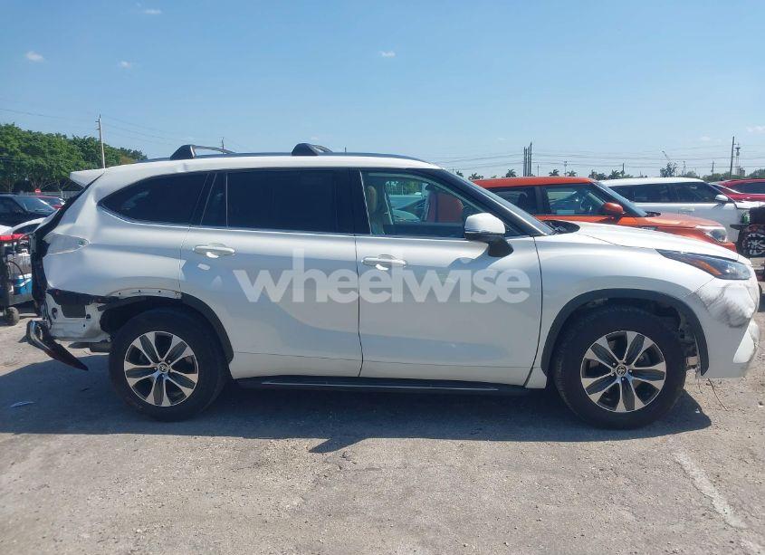 Photo 14 of 2021 Toyota Highlander XLE (VIN 5TDHZRAH7MS039396)