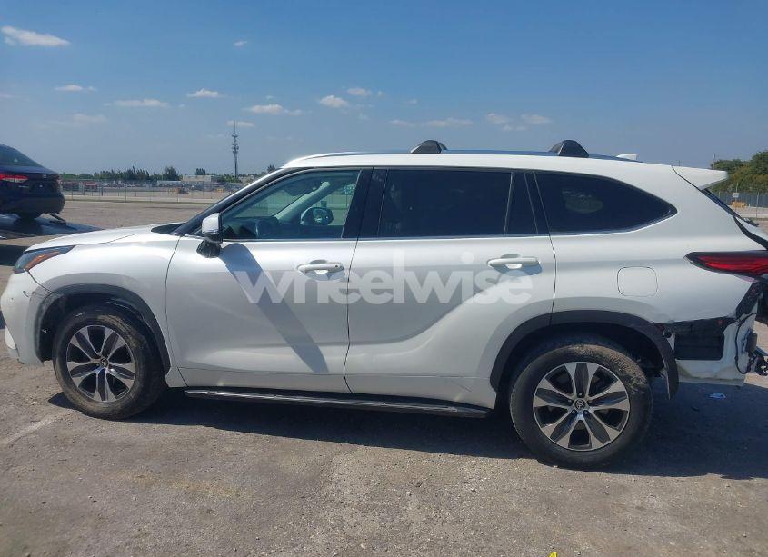 Photo 15 of 2021 Toyota Highlander XLE (VIN 5TDHZRAH7MS039396)