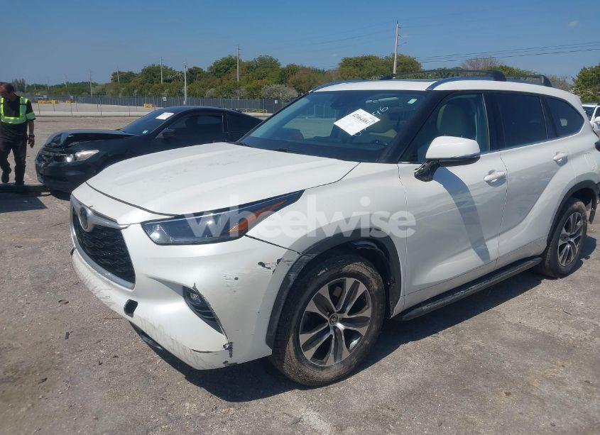 Photo 2 of 2021 Toyota Highlander XLE (VIN 5TDHZRAH7MS039396)