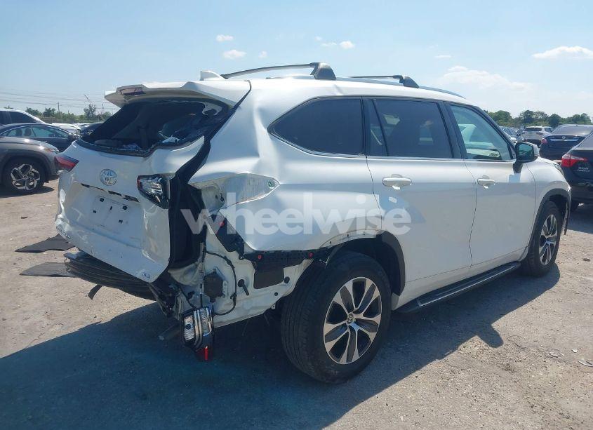 Photo 4 of 2021 Toyota Highlander XLE (VIN 5TDHZRAH7MS039396)