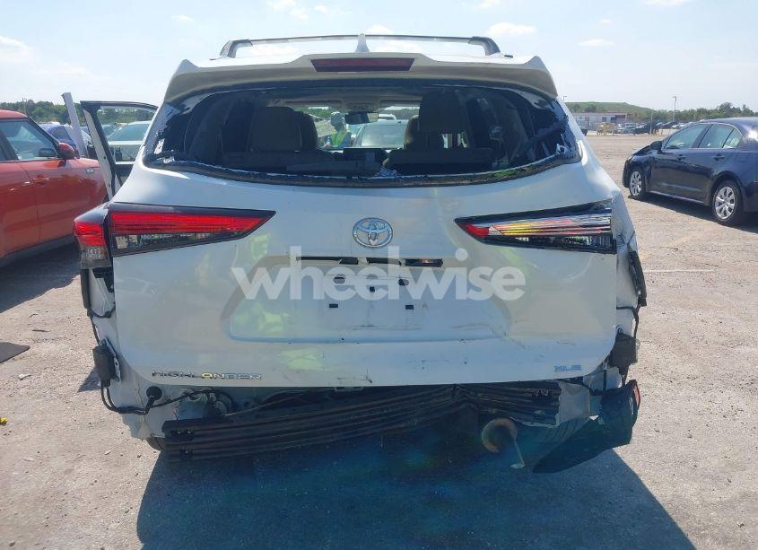 Photo 6 of 2021 Toyota Highlander XLE (VIN 5TDHZRAH7MS039396)
