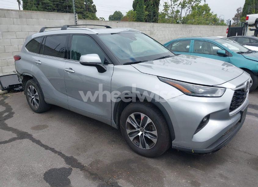 2021 Toyota Highlander XLE (VIN 5TDHZRAH7MS519082) main photo