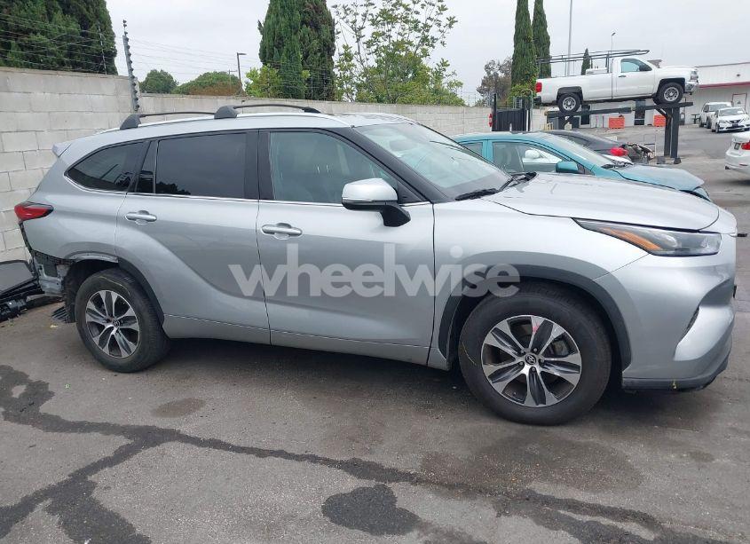 Photo 13 of 2021 Toyota Highlander XLE (VIN 5TDHZRAH7MS519082)