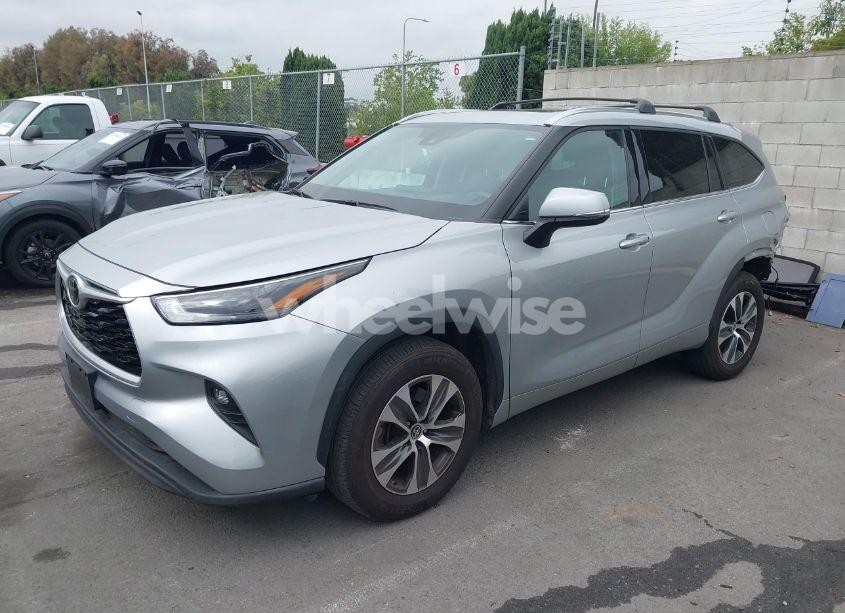 Photo 2 of 2021 Toyota Highlander XLE (VIN 5TDHZRAH7MS519082)