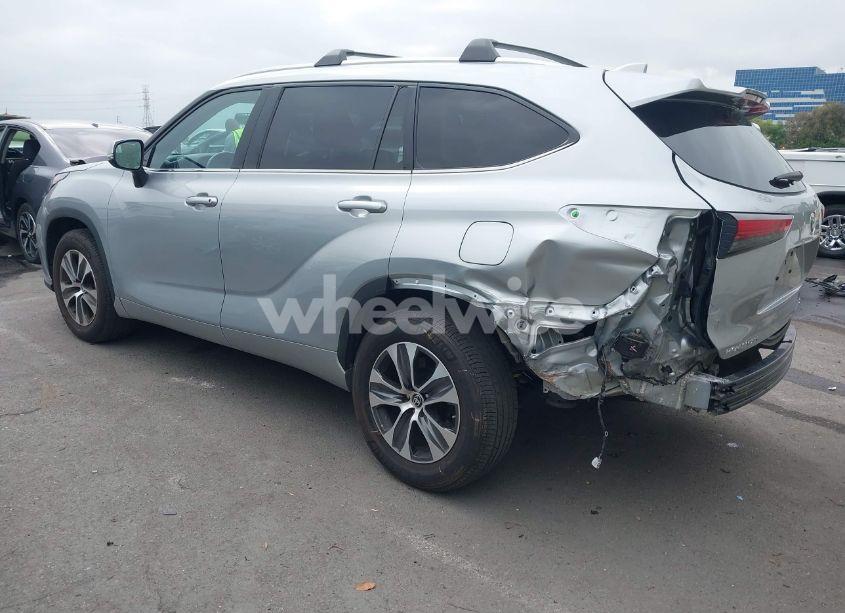 Photo 3 of 2021 Toyota Highlander XLE (VIN 5TDHZRAH7MS519082)
