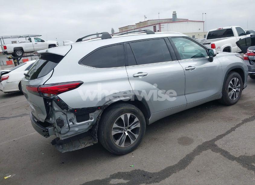 Photo 4 of 2021 Toyota Highlander XLE (VIN 5TDHZRAH7MS519082)
